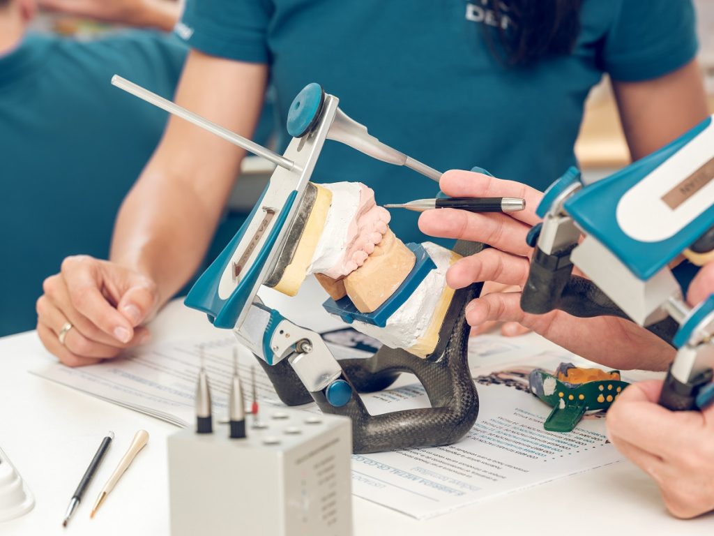 Articulador Bioart 4000 S: Máxima Precisão e Alta Performance para Consultórios e Laboratórios