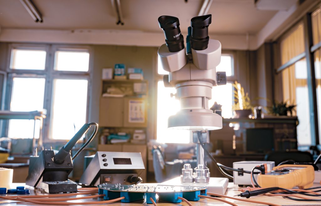 Conserto de microscópio: como garantir a precisão e durabilidade do seu equipamento