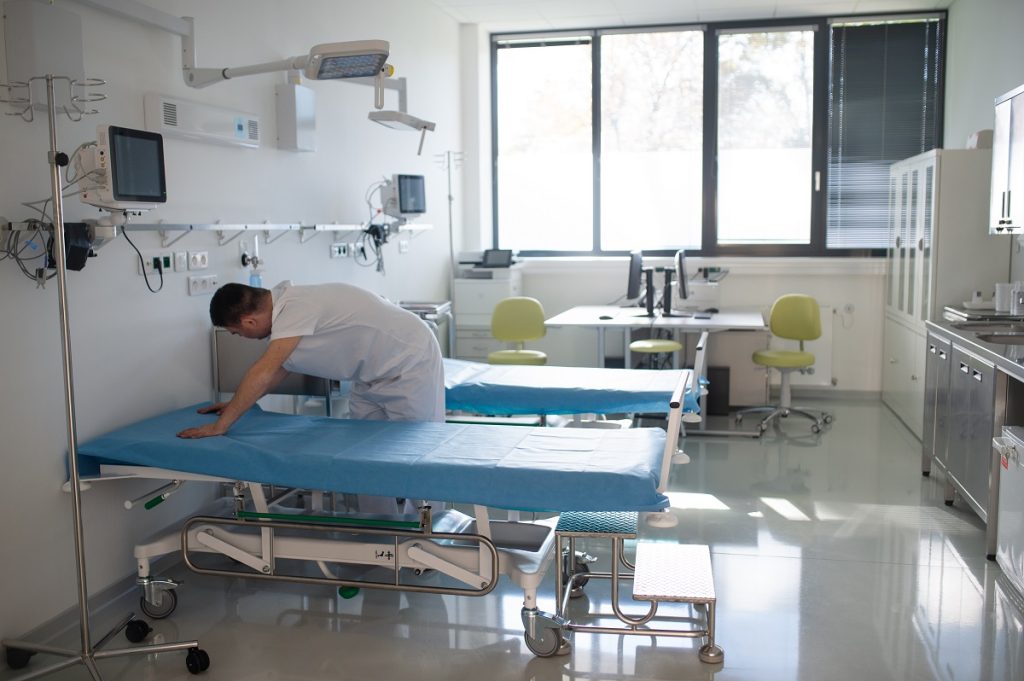 Manutenção de macas hospitalares: garantia de segurança 